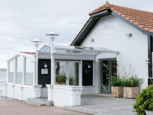 Fachada del Real Balneario de Salinas con vistas al mar