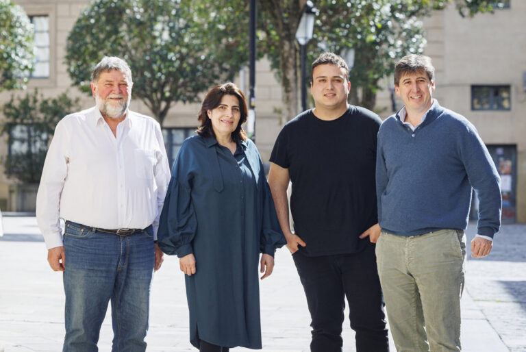 Miembros de la nueva junta de Bodegas Familiares de Rioja posando al aire libre