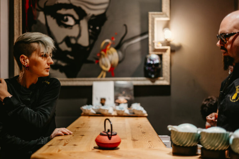 Interior del Restaurante Gamberro en Zaragoza con chefs interactuando