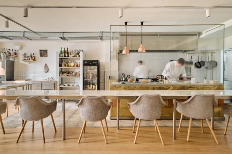 Interior del restaurante Playing Solo con chefs trabajando en la cocina