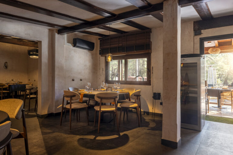 Interior del restaurante Ruge con mesas y ventanas al paisaje