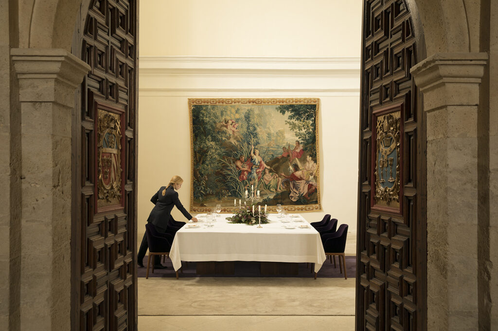 Mesa elegantemente dispuesta en la Sala Sacristía de la Abadía Retuerta