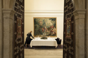 Mesa elegantemente dispuesta en la Sala Sacristía de la Abadía Retuerta