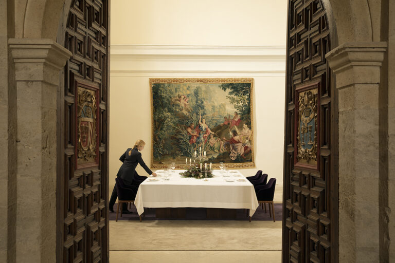 Mesa elegantemente dispuesta en la Sala Sacristía de la Abadía Retuerta