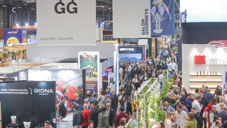 Vista general del Salón Gourmets 2026 en Ifema Madrid con asistentes y expositores.
