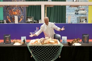 Chef Íñigo Urrechu presentando mariscos noruegos en el Salón Gourmets