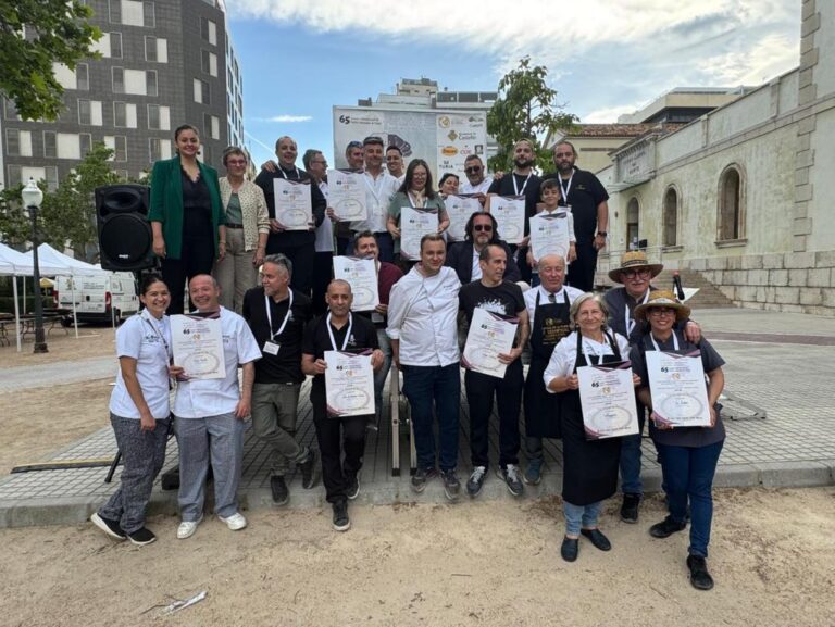 Participantes del Concurs Internacional de Paella Valenciana en Castellón de la Plana
