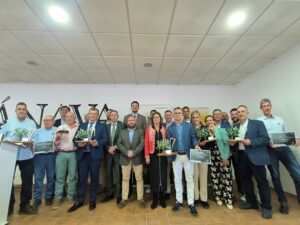 Grupo de personas en la Fiesta del Olivar en Jimena con premios en mano