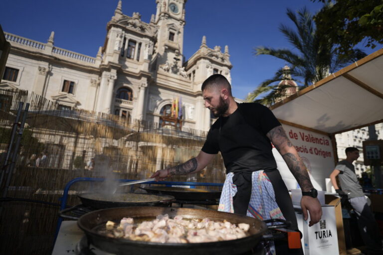 Cocinero preparando platos de arroz en Valencia durante TastArròs