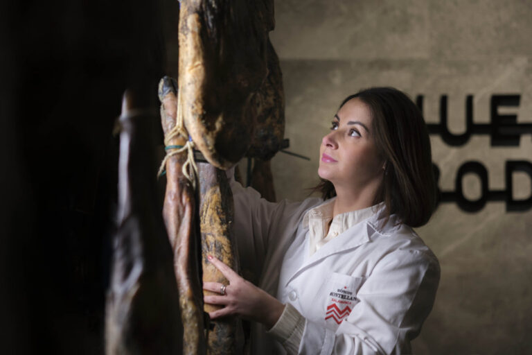 Carmen Curto observando jamones en la fábrica de Ibéricos Montellano