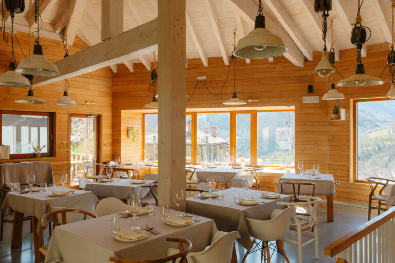 Interior del restaurante Texu con mesas y ventanas grandes