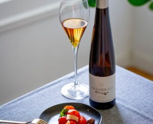 Botella de sidra Valverán 20 Manzanas con copa y plato de comida