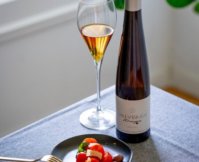 Botella de sidra Valverán 20 Manzanas con copa y plato de comida