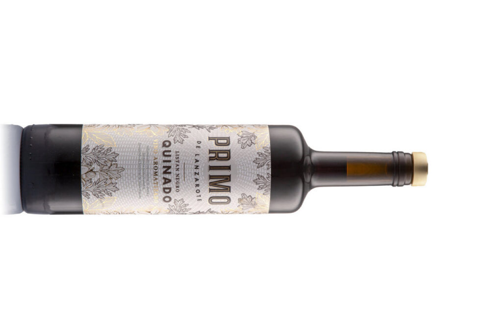 Botella de vermut Quinado Primo de Lanzarote sobre fondo blanco