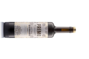 Botella de vermut Quinado Primo de Lanzarote sobre fondo blanco