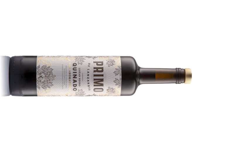 Botella de vermut Quinado Primo de Lanzarote sobre fondo blanco