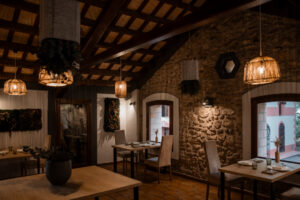 Interior del restaurante Villa Retiro con mesas y decoración acogedora