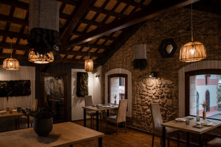 Interior del restaurante Villa Retiro con mesas y decoración acogedora