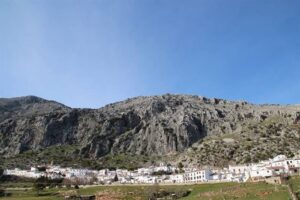 Vista panorámica de Villaluenga del Rosario y montañas