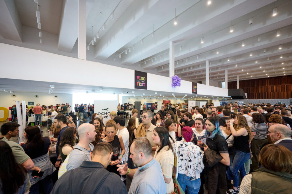 Multitud de personas disfrutando en el Vinofest Navarra 2026 en Pamplona