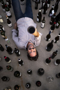 Richi Arambarri rodeado de botellas de vino en el suelo
