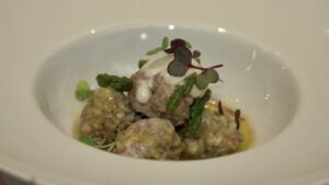 Albóndigas de Vaca Extremeña en salsa de azafrán con espárragos