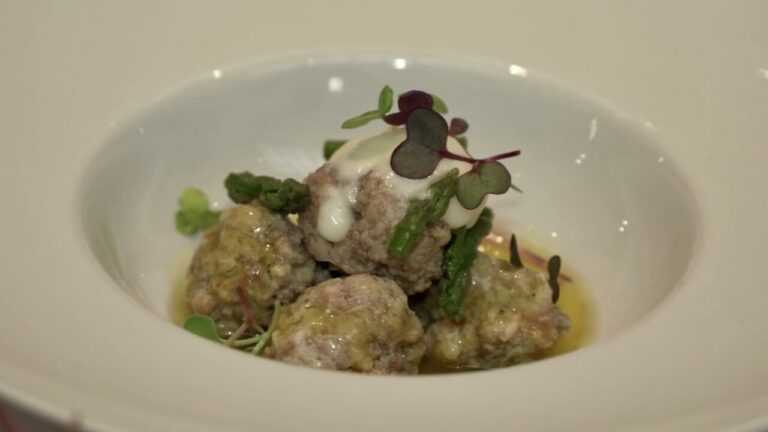 Albóndigas de Vaca Extremeña en salsa de azafrán con espárragos