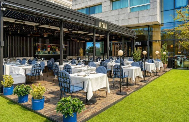 Terraza del restaurante Almara en el Paseo de la Castellana, Madrid