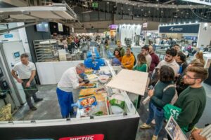 Chef preparando alimentos en la feria Anuga Select Ibérica con público observando