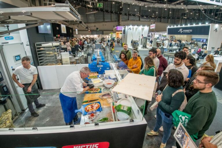 Chef preparando alimentos en la feria Anuga Select Ibérica con público observando