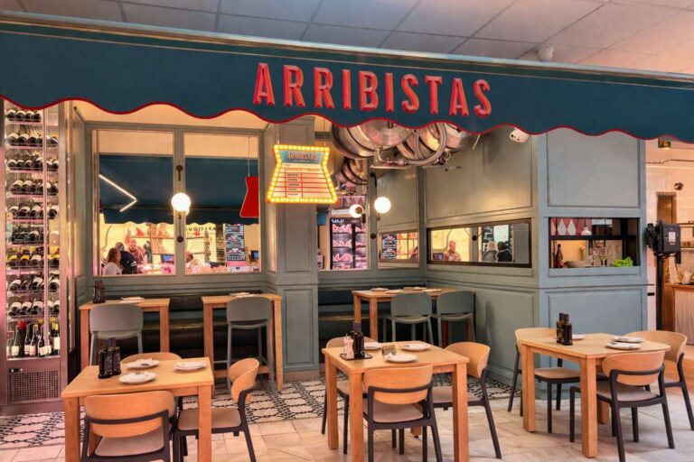 Interior del restaurante Arribistas en el Mercado de Chamartín