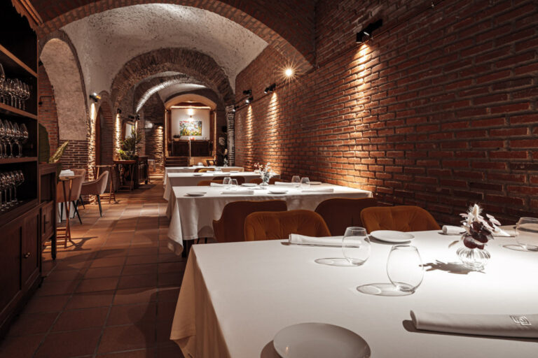 Interior del restaurante Arrope en Rueda, con mesas y decoración elegante.