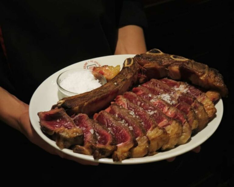Plato con chuletón y sal en el Asador 7 de Julio