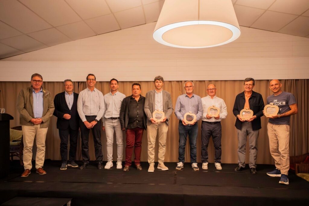 Grupo de personas en la asamblea de la IGP Poma de Girona con premios