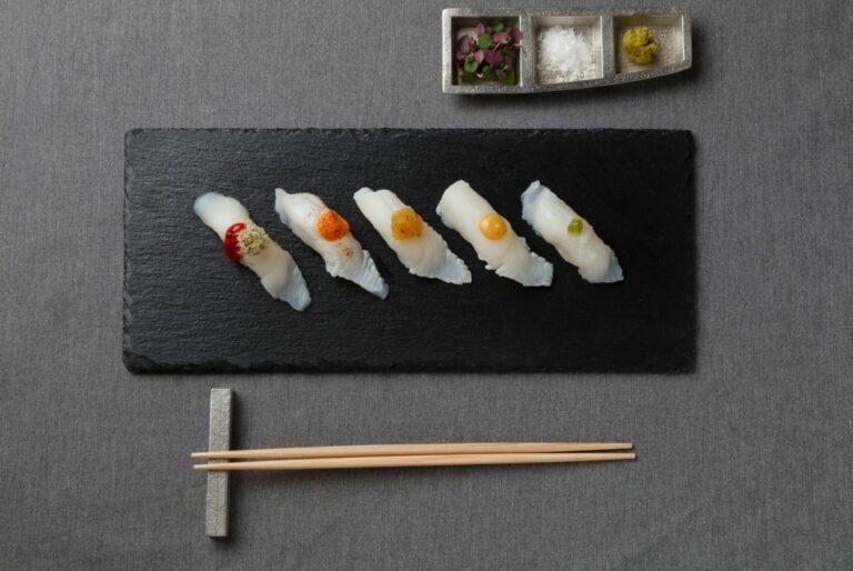 Plato de sushi con bacalao fresco de Noruega y guarniciones