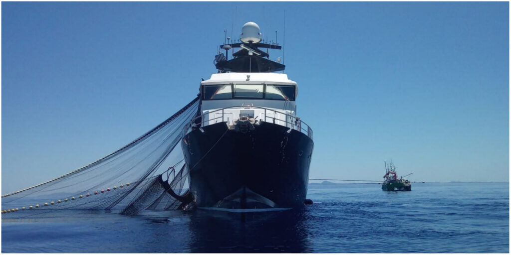 Barco de pesca de atún rojo en el mar con redes desplegadas