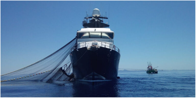 Barco de pesca de atún rojo en el mar con redes desplegadas