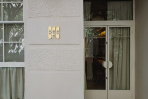 Entrada del restaurante BAS en Madrid con su distintivo logo dorado.