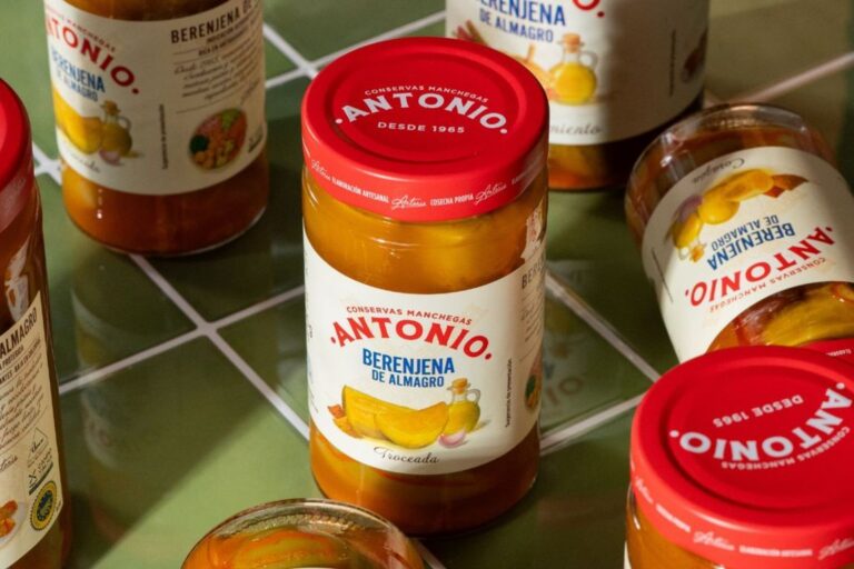 Frascos de berenjena de Almagro de Conservas Antonio en una mesa.