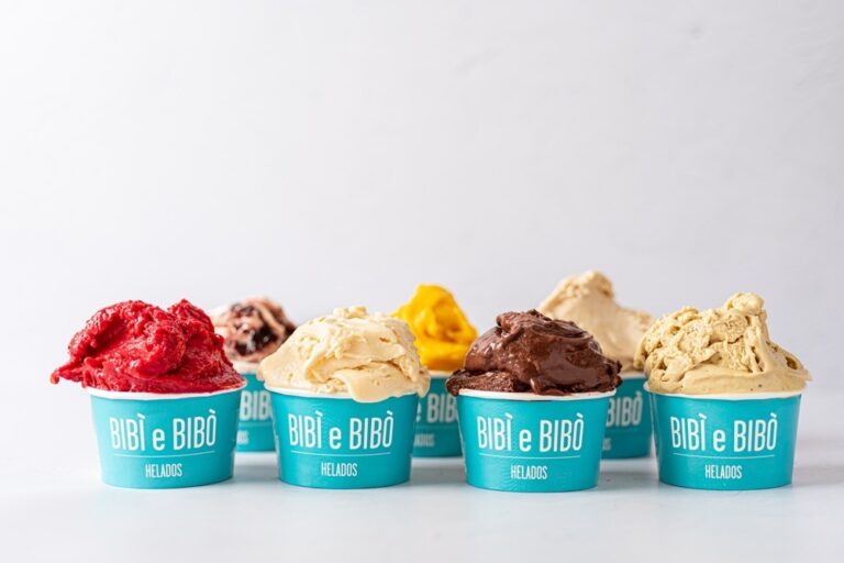 Variedad de helados artesanales de Bibì e Bibò en tazas coloridas