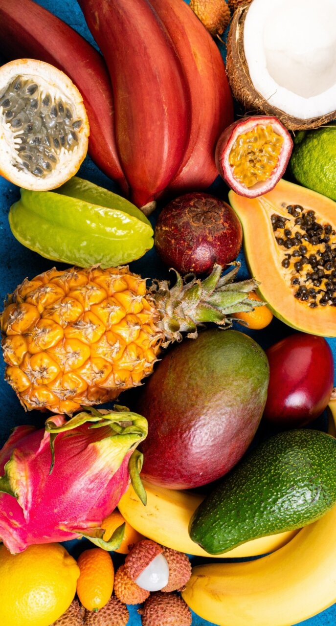 Bodegón colorido con diversas frutas tropicales frescas