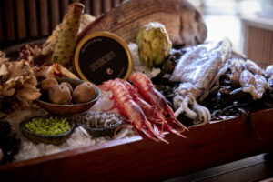 Bodegón marinero con mariscos y pescados frescos en Desde 1911
