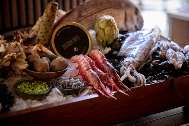 Bodegón marinero con mariscos y pescados frescos en Desde 1911