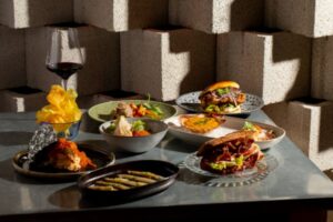 Variada selección de tapas y platos en el restaurante Brutalista de Madrid