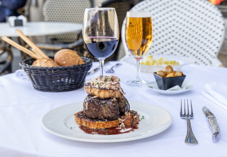 Plato de solomillo Wellington con guarnición en Café Comercial