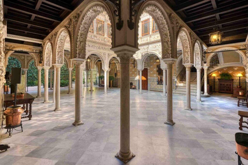 Interior de un espacio elegante con arcos y columnas en Sevilla