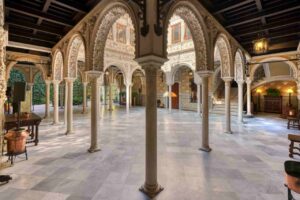Interior de un espacio elegante con arcos y columnas en Sevilla
