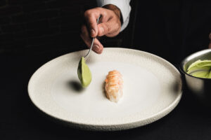 Plato de carabinero con salsa verde en El Corral de la Morería