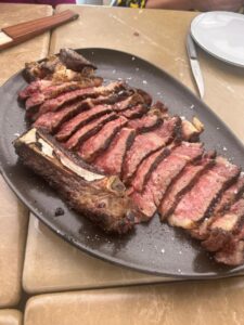 Plato de carne asada servido en un restaurante