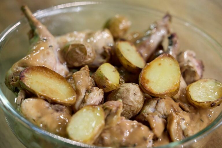 Cazuelita de carne de conejo con patatas doradas en un plato